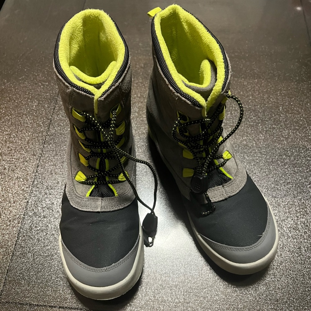 Merrell Boots, size 4. Great used condition.